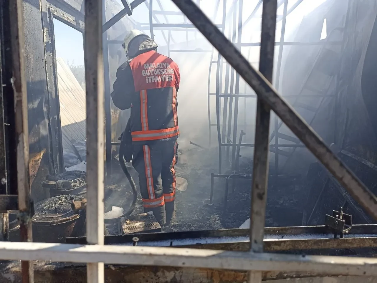 Malatya’nın Darende İlçesinde Konteynerde Yangın Çıktı, İtfaiye Müdahale Etti.