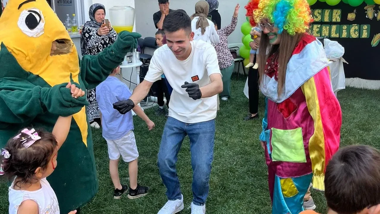 Çılgın Mısırcı Yasin Yassıçayır Bolu’da öğrencilere mısır ikram etti