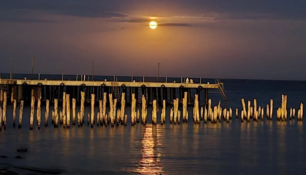 Bitlis’te Van Gölü üzerinde dolunayın oluşturduğu yakamoz manzarası büyüledi. Ahlatlılar ay