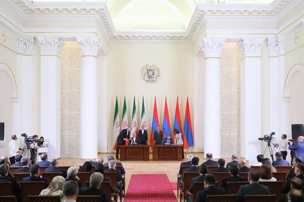 Ermenistan Başbakanı Paşinyan İran Cumhurbaşkanı Pezeşkiyan ile Erivan’da görüştü