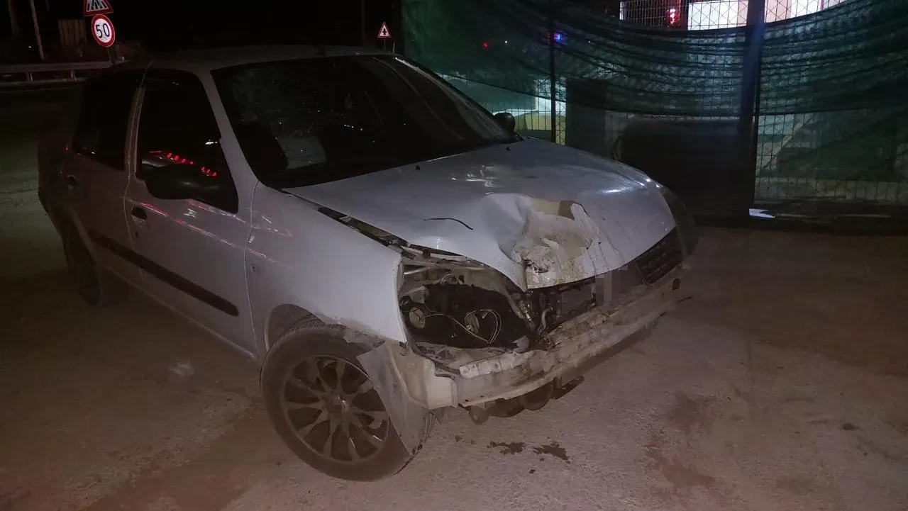 İzmir'in Dikili ilçesinde ters şeritteki otomobil motosikletle çarpıştı