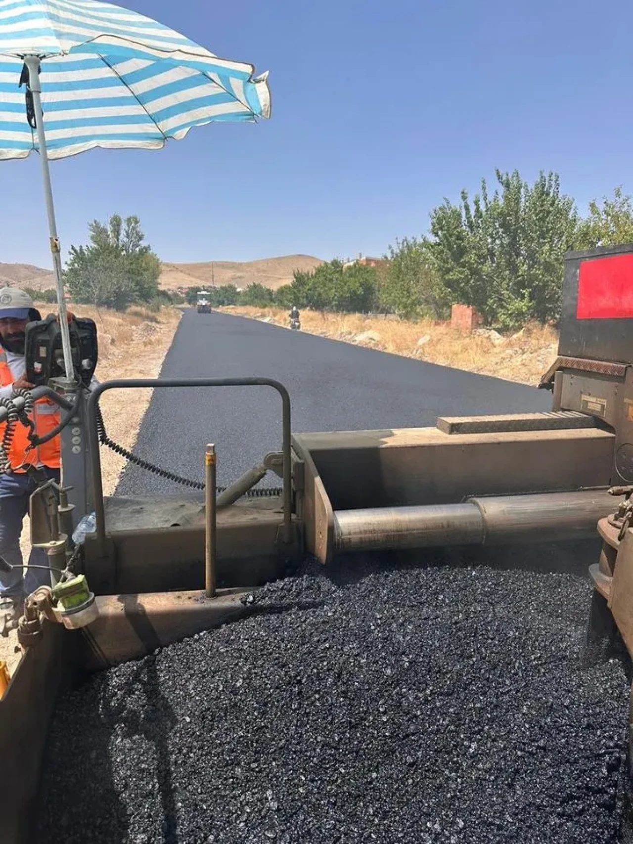 Ağzıkara köyünde 2,5 kilometrelik yol asfalt çalışmaları yarın bitiyor