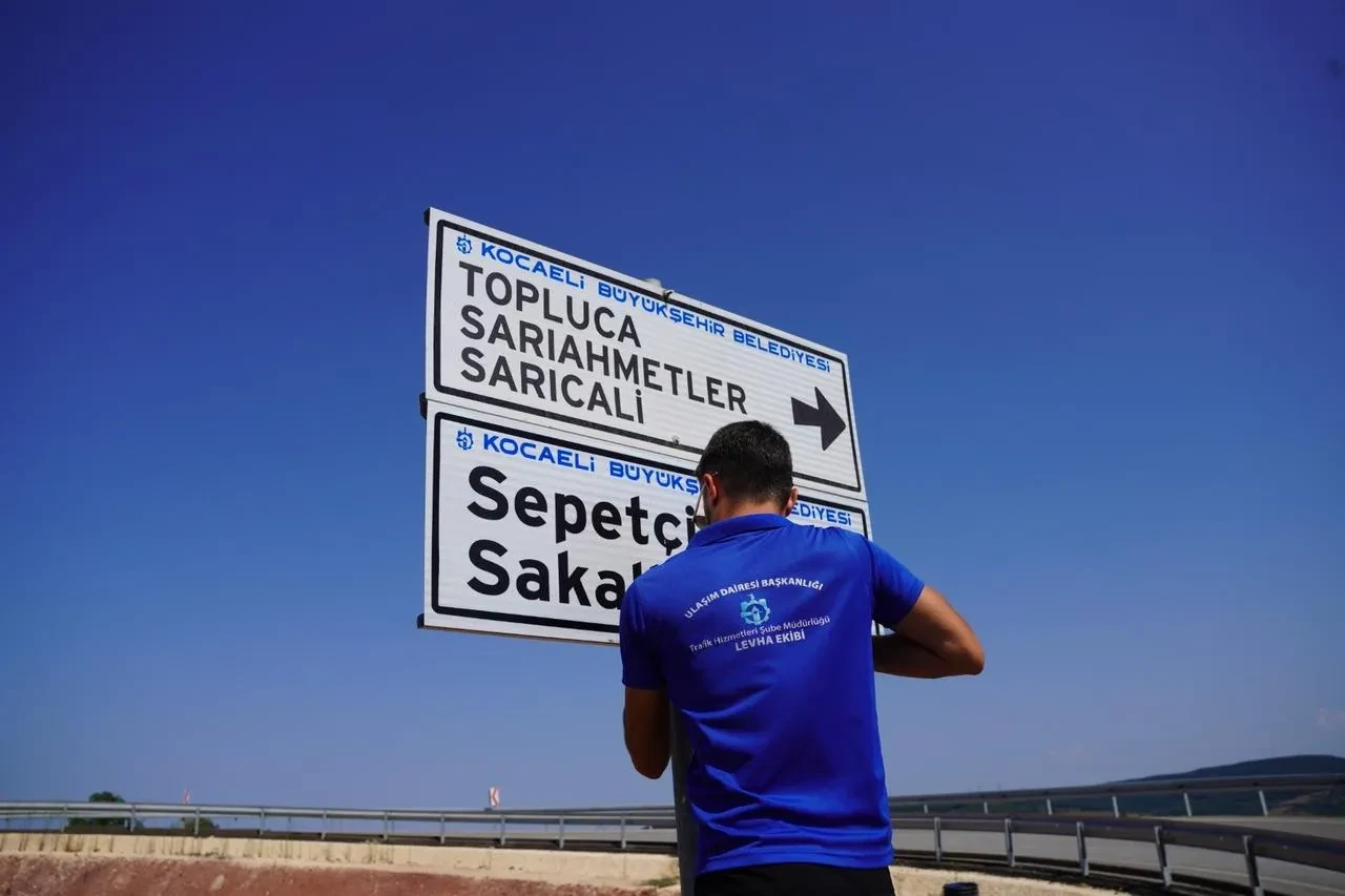 Kocaeli Büyükşehir Belediyesi kırsal bölgelere 4 bin trafik levhası yerleştirdi