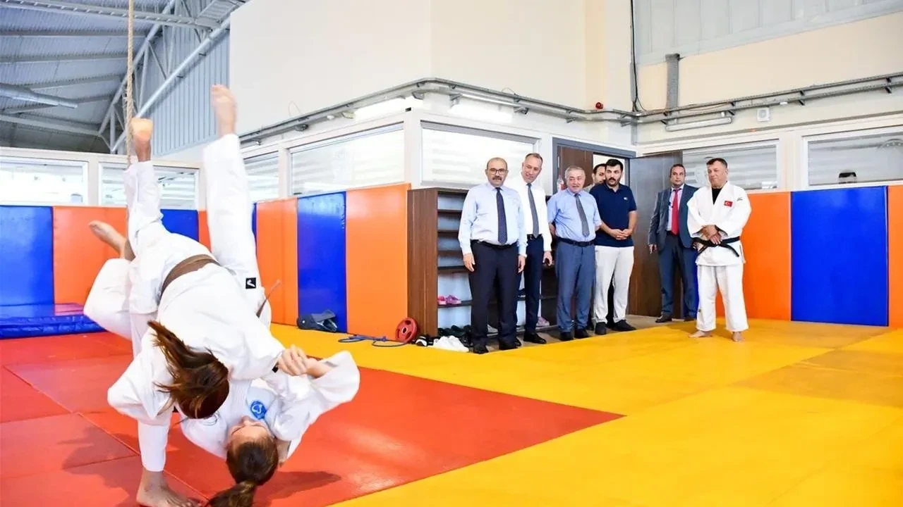 Balıkesir Valisi Ustaoğlu Genç Sporculara Destek Verdi GSB Spor Okulları Yaz