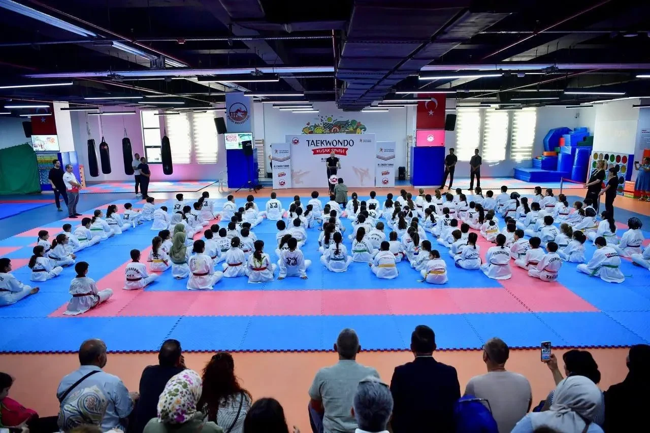 Fatih Belediyesi taekwondo gösterisi düzenledi 150 sporcu performans sergiledi