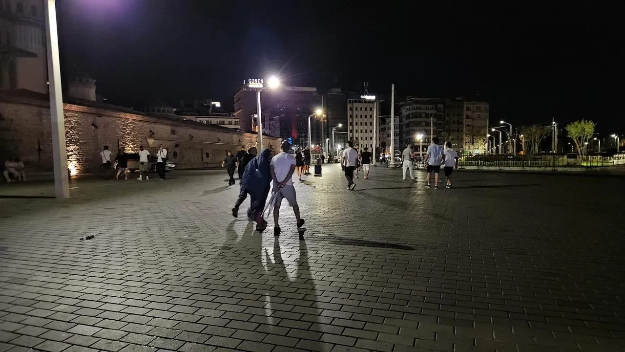 İstanbul'da şimşekler geceyi aydınlattı sert rüzgarlar etkili oldu