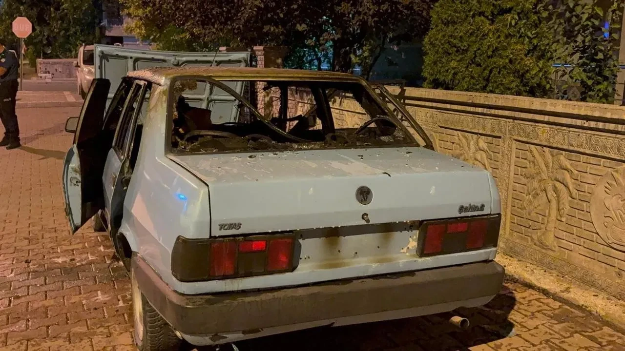 Kayseri'nin Kocasinan ilçesinde park halindeki otomobil alev aldı
