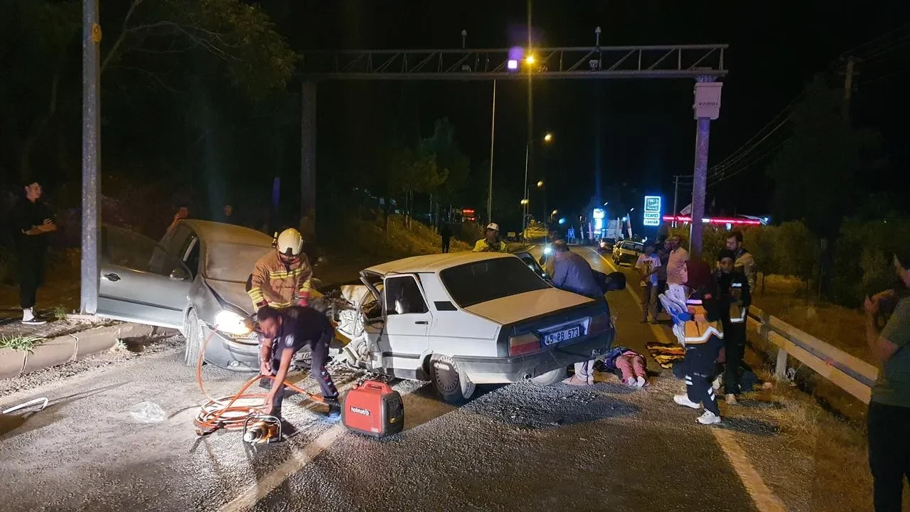 Manisa'nın demirci ilçesinde iki otomobil çarpıştı 3'ü çocuk 7 yaralı