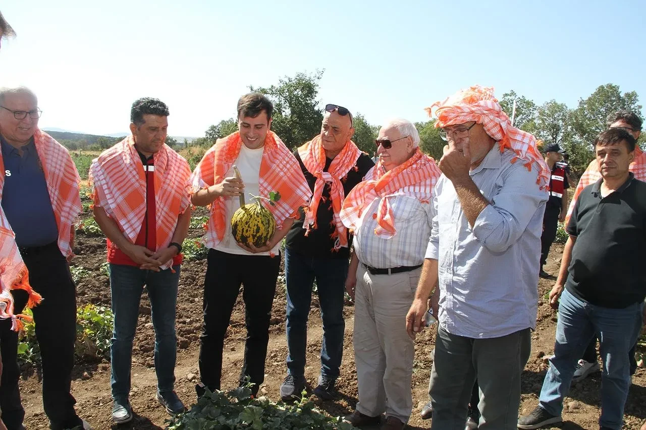 Manisa Kula’da Protokol Üyeleri Kavun Hasadına Katıldı