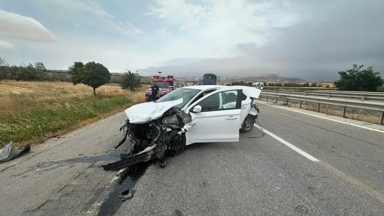 Amasya'nın Suluova ilçesinde otomobil tıra çarptı sürücü yara almadan kurtuldu