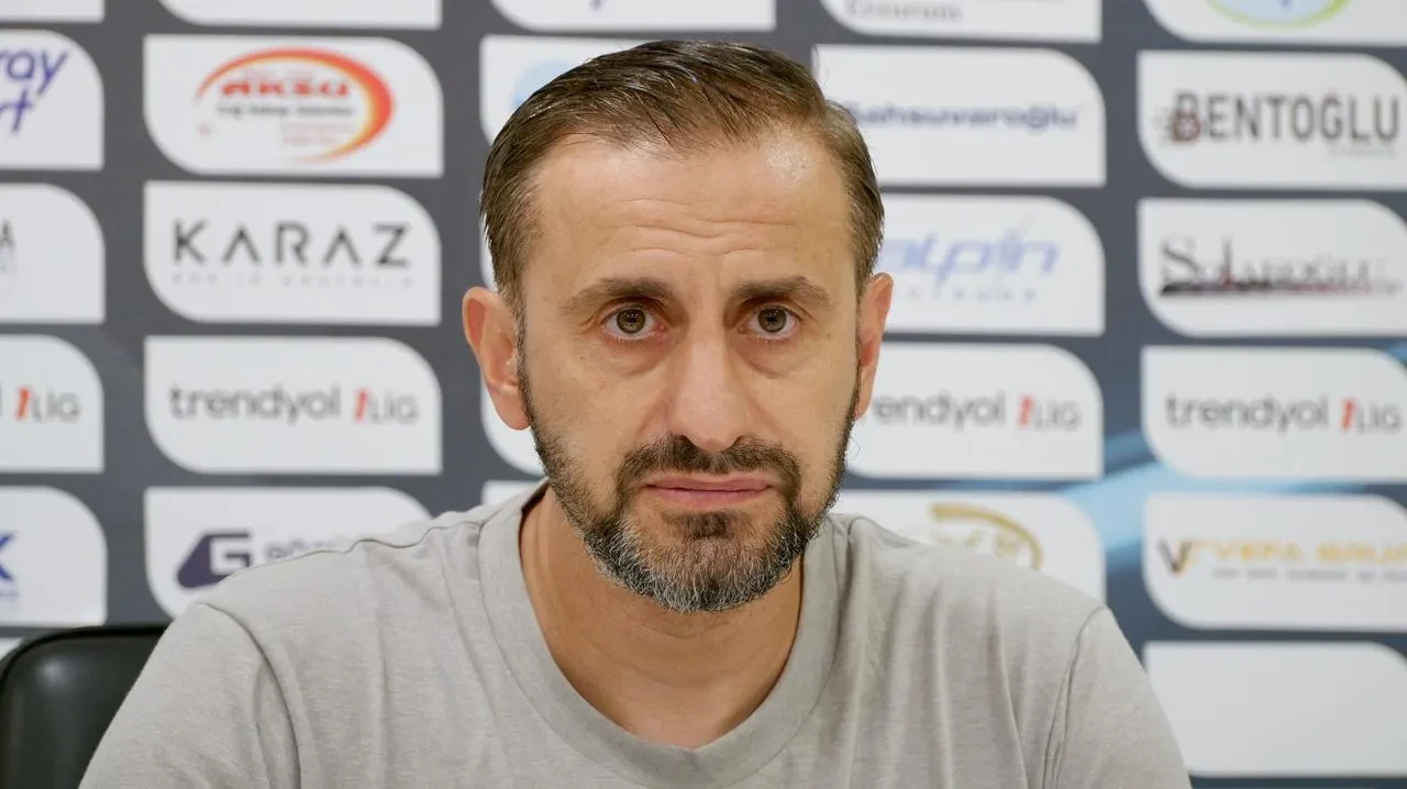 Erzurumspor FK teknik direktörü Serkan Özbalta galibiyeti taraftarlara armağan etti