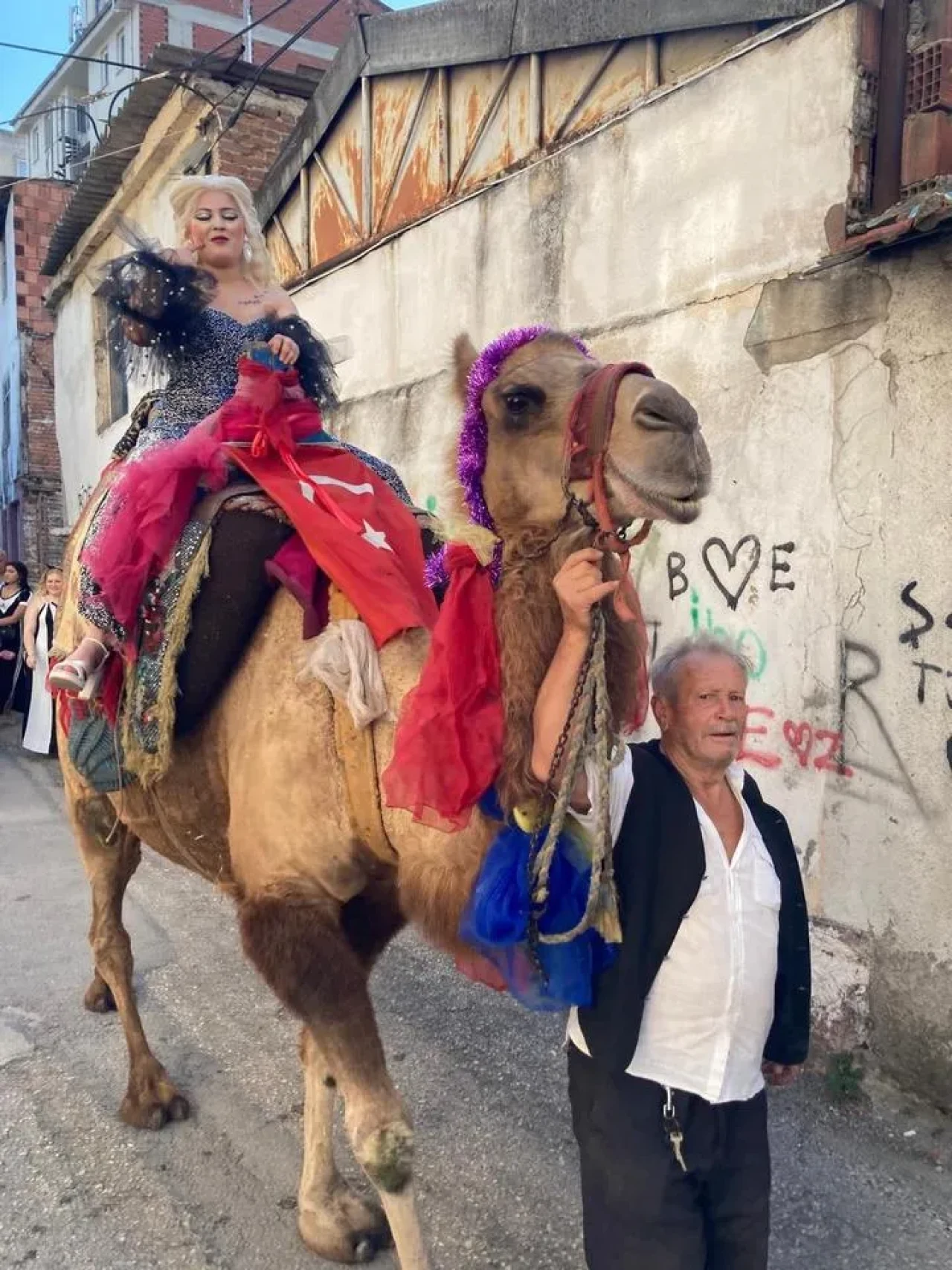 Bursa'da sünnet çocuğu Midilli atıyla annesi deveye binerek mahalle turu attı