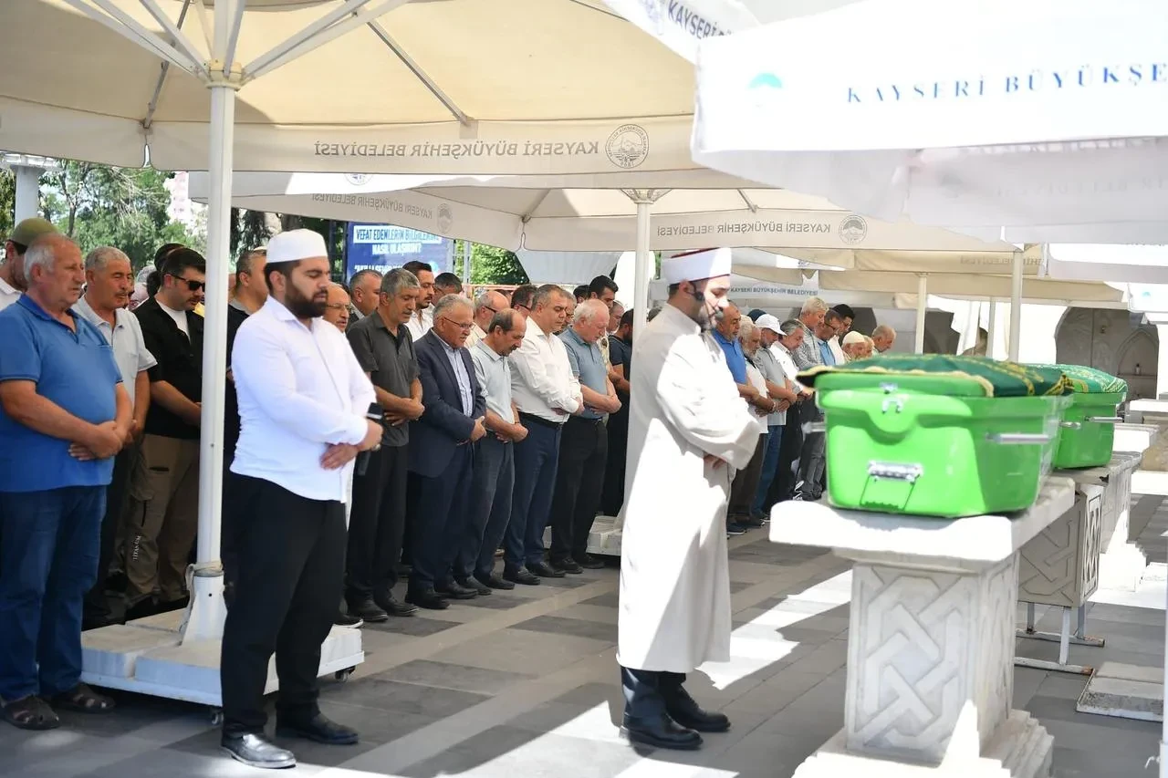 Erciyes Dağı’nda ölü bulunan Karaoç çifti toprağa verildi.