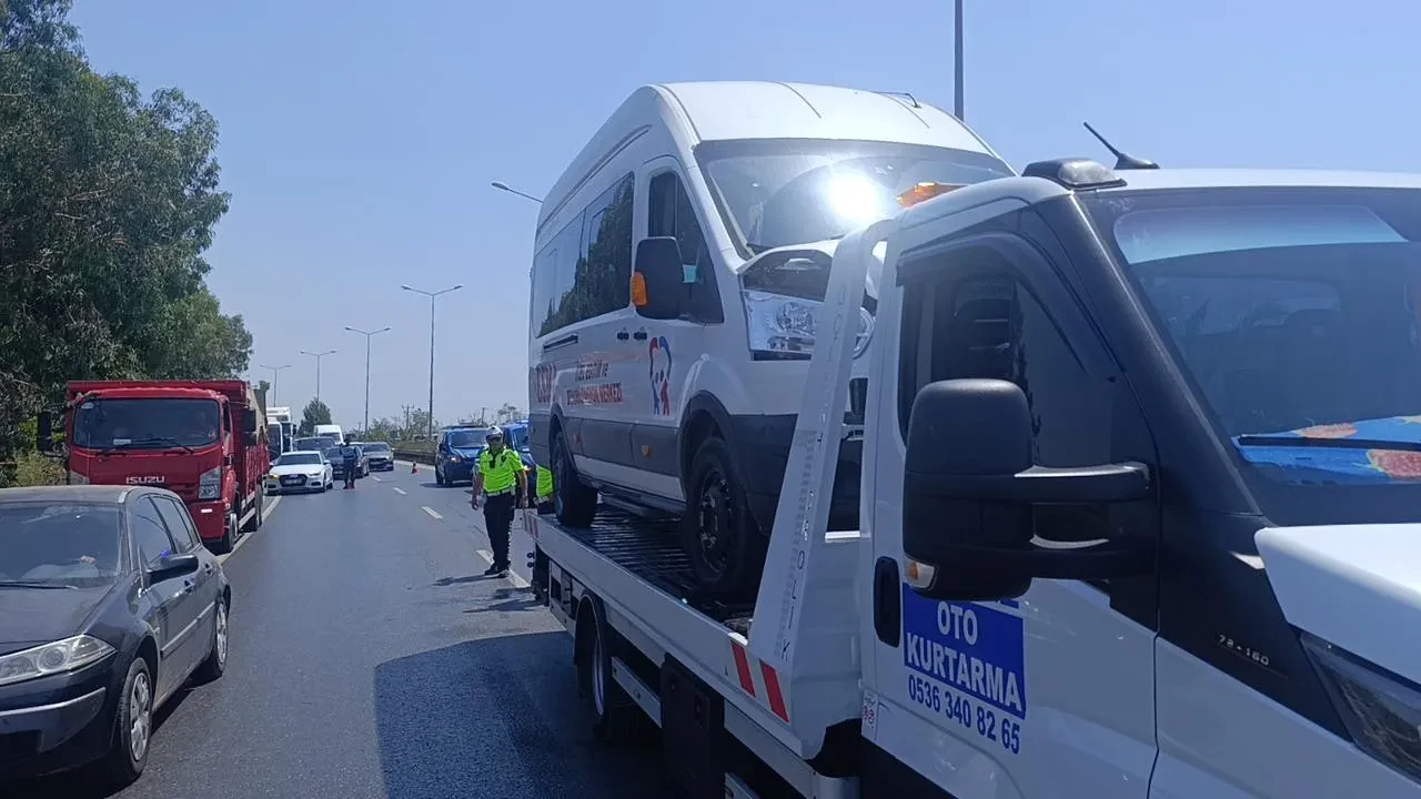 Manavgat’ta öğrenci servisi otel servisine çarptı, 6 kişi yaralandı