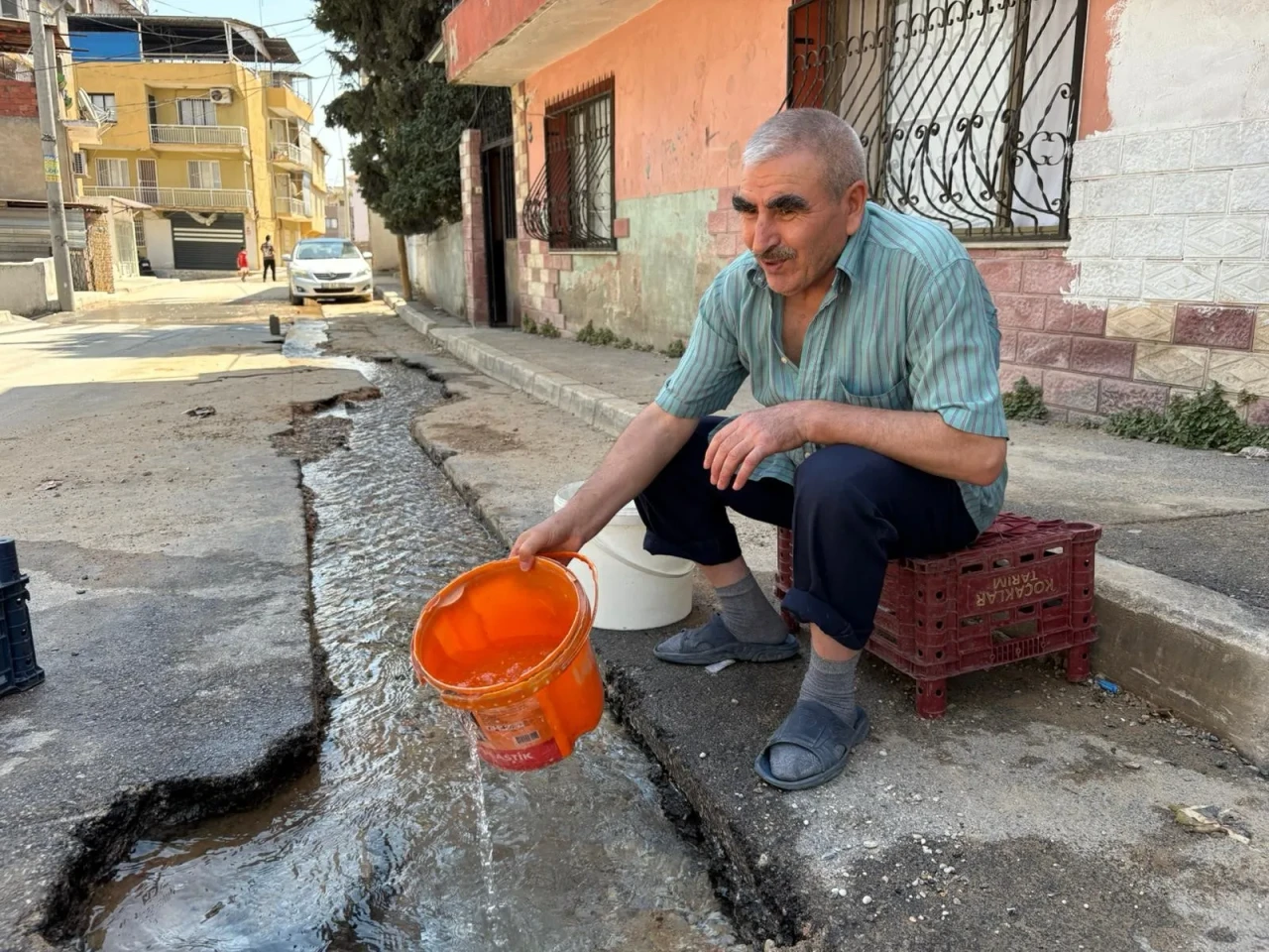 İzmir’de Su Kaçakları Sokakları Göle Çevirdi