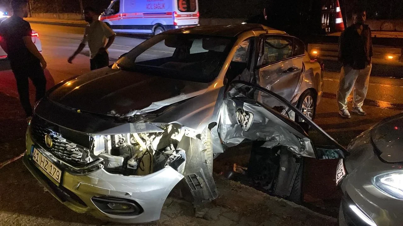 Kocaeli'nin Kartepe ilçesinde Porsche ile Fiat çarpıştı: 4 yaralı