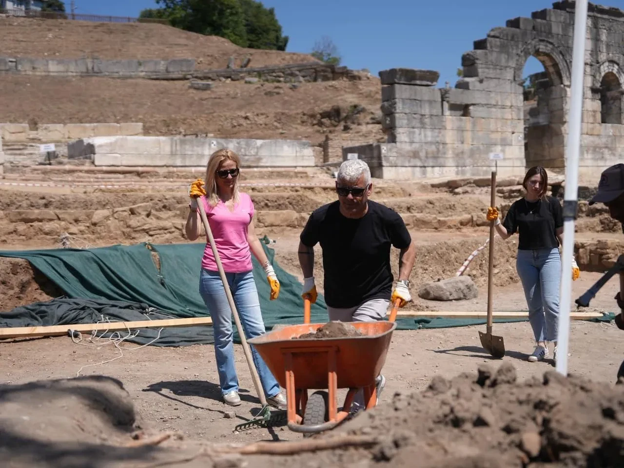 Konuralp Antik Tiyatrosu kazı çalışmaları Düzce Belediyesi desteğiyle tamamlanıyor.