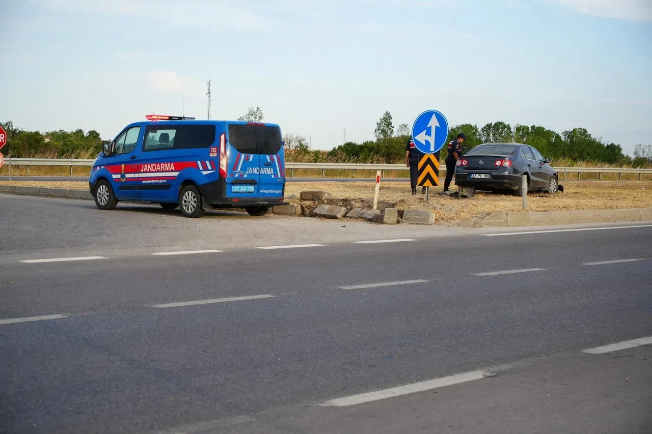 Edirne'de otomobil refüje çıktı beş kişi yaralandı