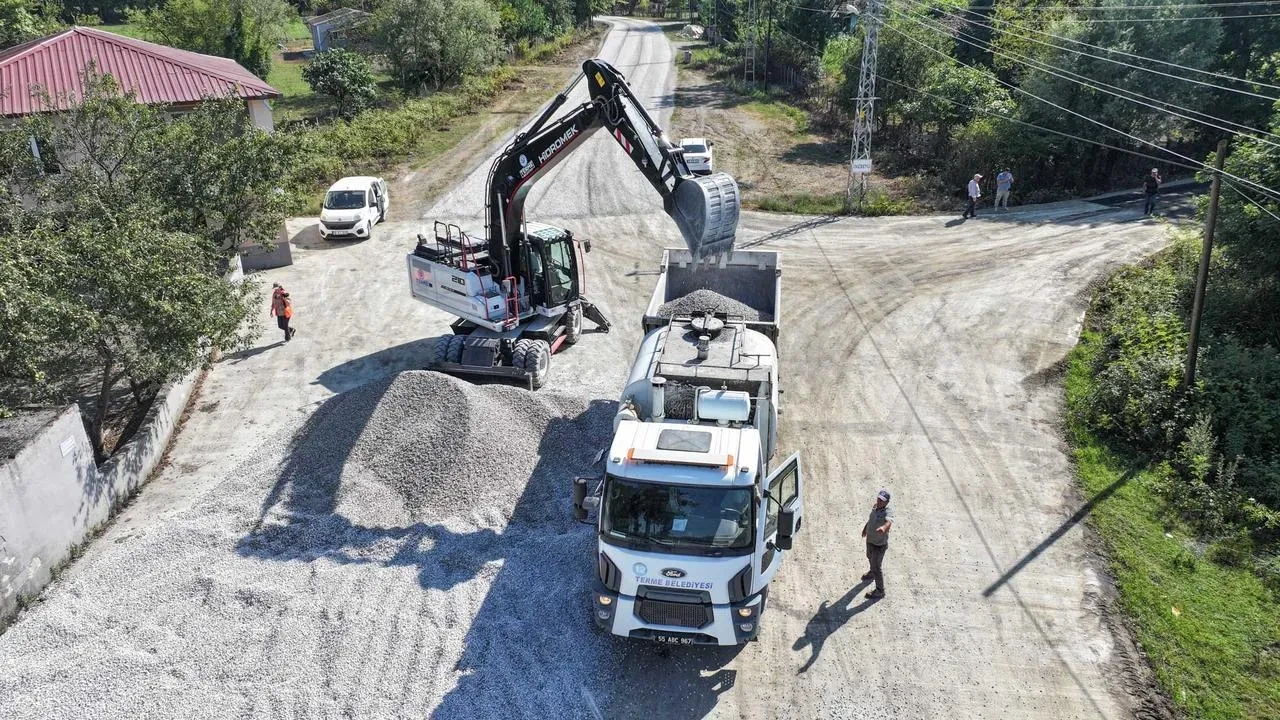 Çevre ve Şehircilik Bakanlığı Terme Belediyesine 10 milyon TL'lik ekskavatör hibe
