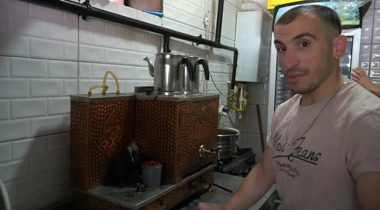 Mustafa Bulgurcu Isparta’da havlayarak müşteri karşılıyor