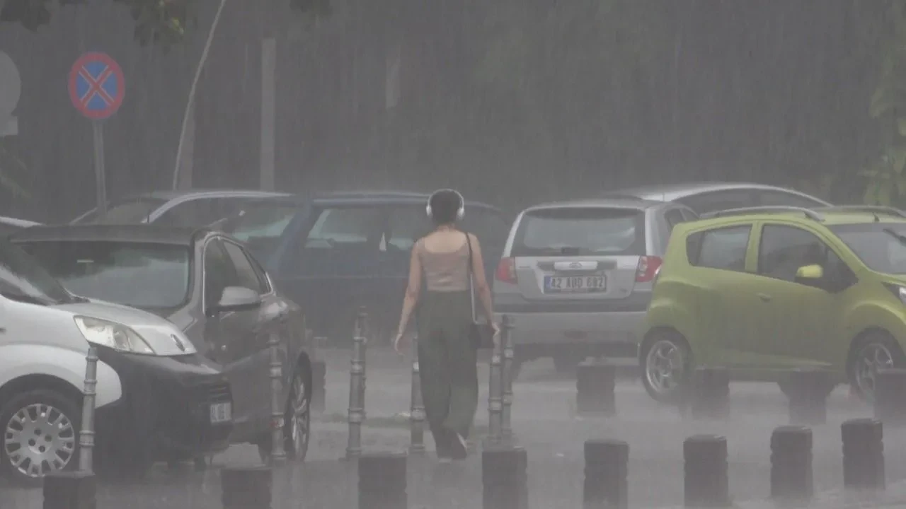 Konya'da aniden bastıran sağanak trafikte yoğunluğa neden oldu