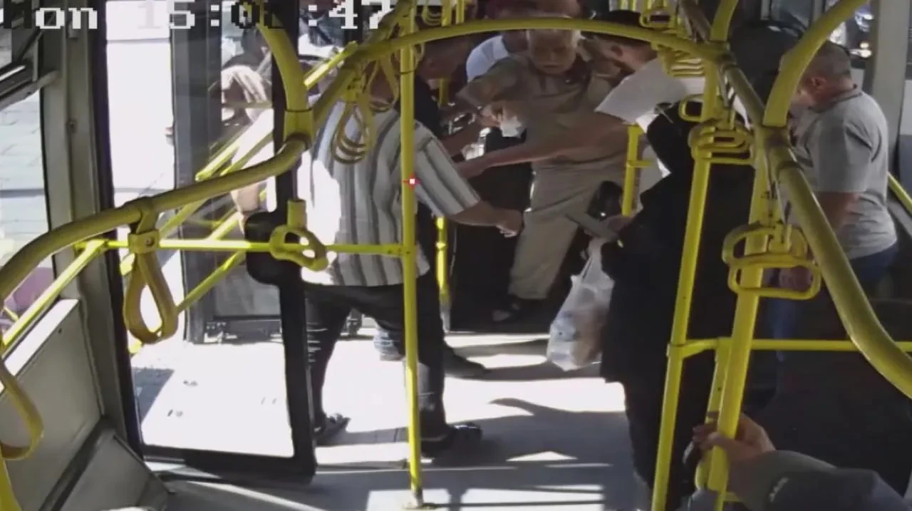 Kayseri'de otobüs şoförü Adem Güngör fenalaşan yolcuyu hastaneye yetiştirdi