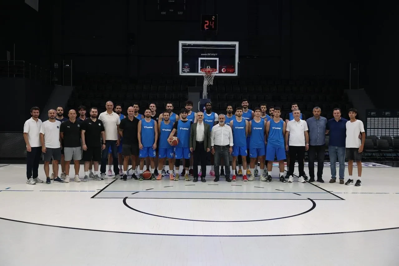Başkan Çiftçi Çayırova Belediyesi Basketbol Takımı'nı ziyaret etti
