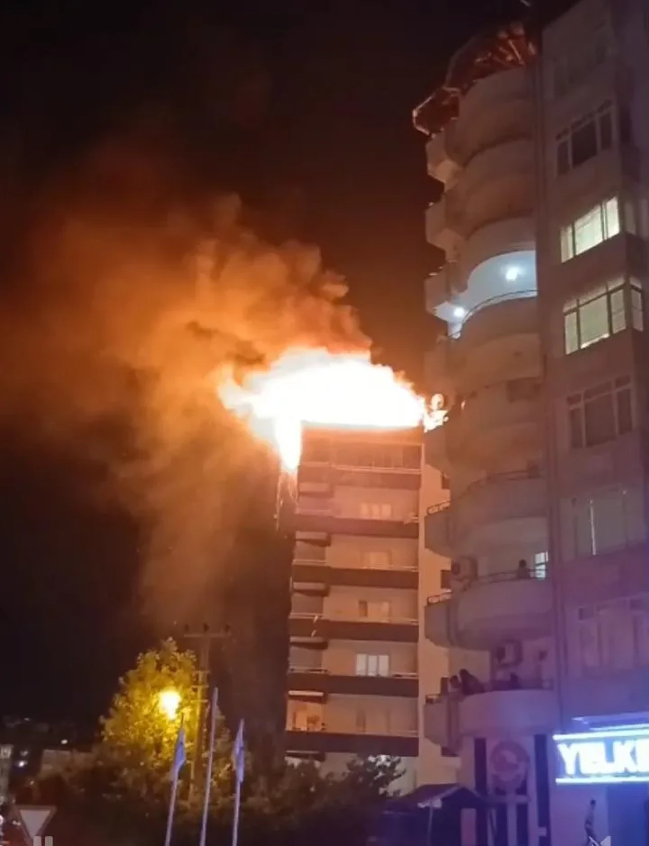 Gaziantep'te 7 katlı binada çıkan yangın itfaiye ekiplerince söndürüldü