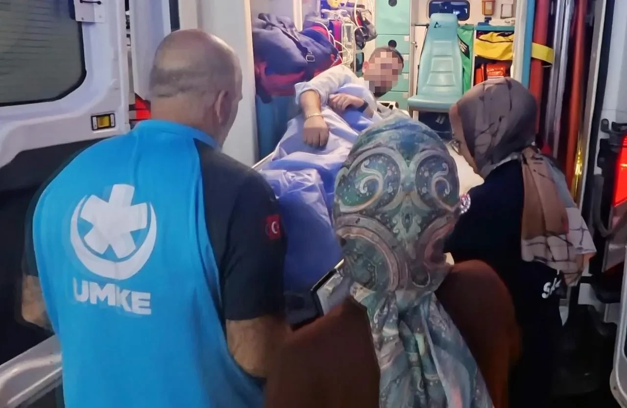 Aksaray'da bıçaklanan şahıs basın mensuplarına küfretti polis saldırganı yakaladı