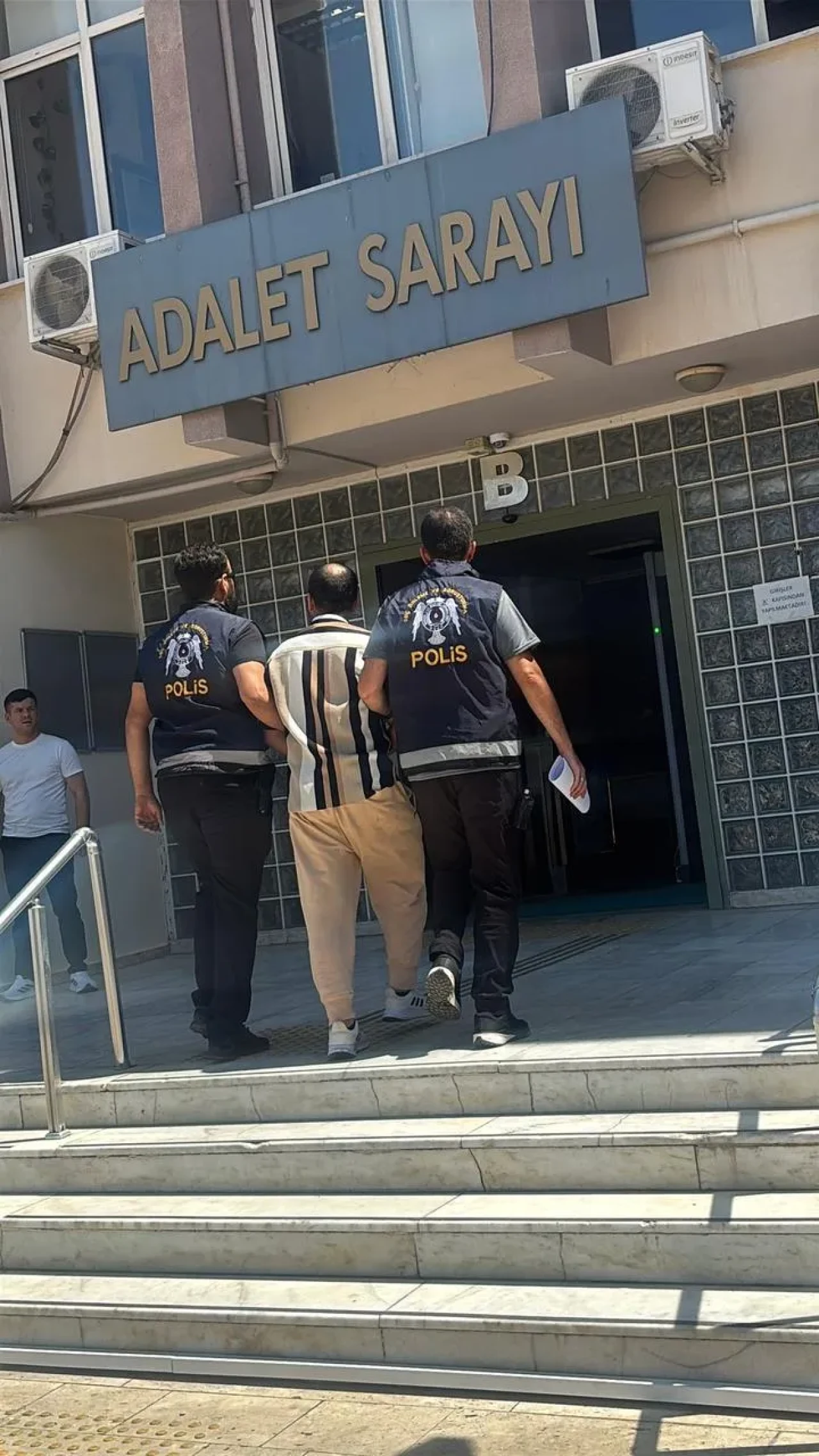 Efeler'de Üç Suçtan Aranan Şahıs Motosikletle Kaçarken Yakalandı