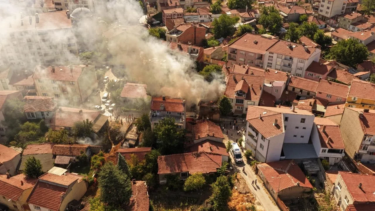 Bilecik’in Bozüyük İlçesinde Müstakil Evde Çıkan Yangın İtfaiye Ekiplerince Söndürüldü