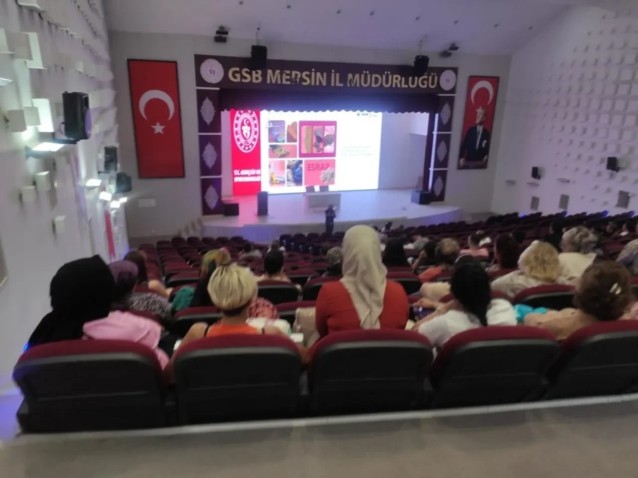 Mersin polisi madde bağımlılığına karşı anne ve gençlere eğitim verdi