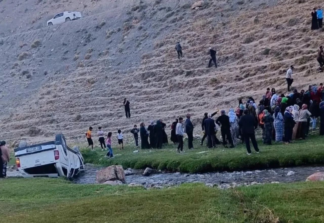 Van'da kamyonet uçuruma yuvarlandı 6 kişi yaralandı