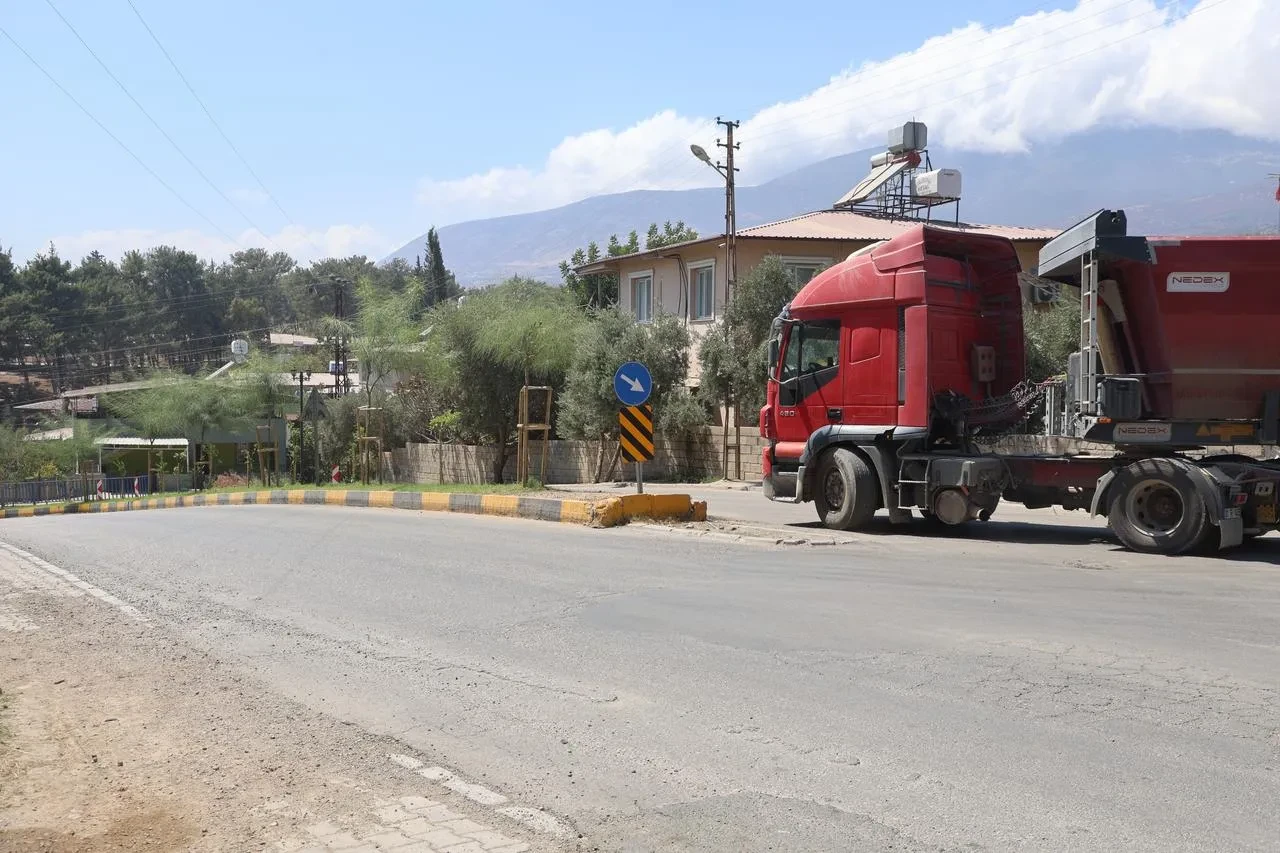 Hatay’da seyir halindeki mikser yola beton döktü