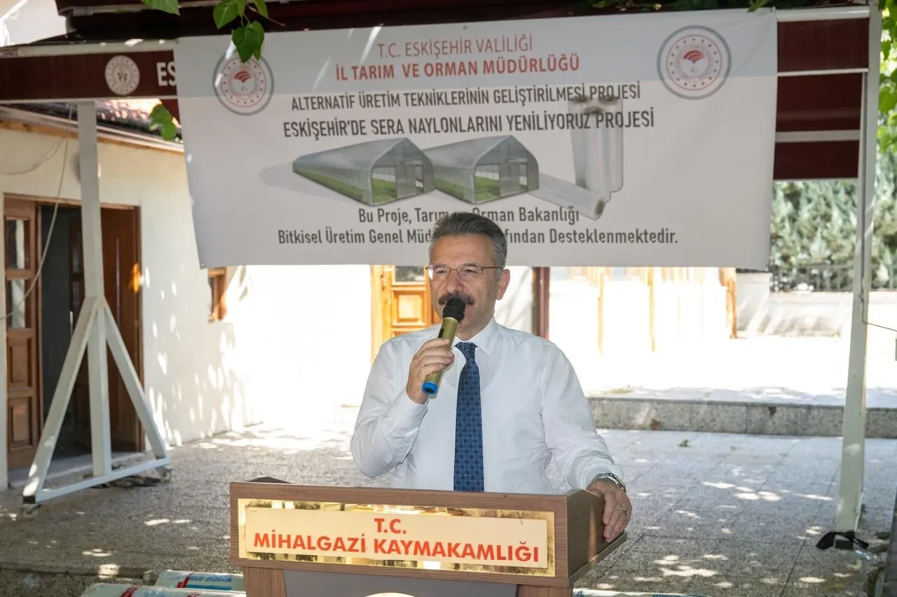 Vali Aksoy Mihalgazi'de Sera Örtüsü Teslim Töreninde Çiftçilerle Buluştu