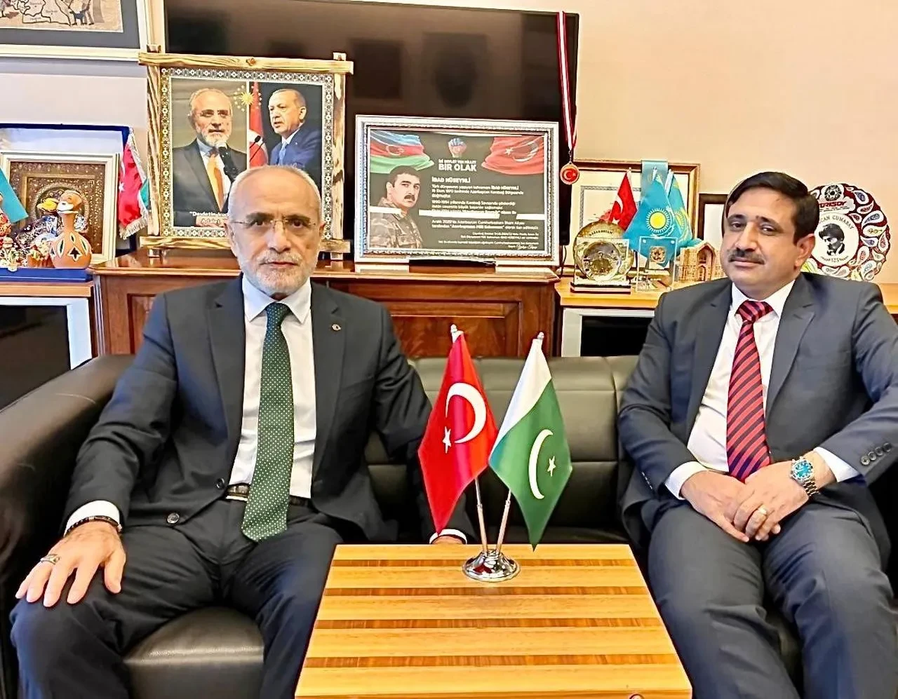 Pakistan Ankara Büyükelçiliği Yalçın Topçu’yu Ziyaret Etti Ve Hediye Takdim Etti