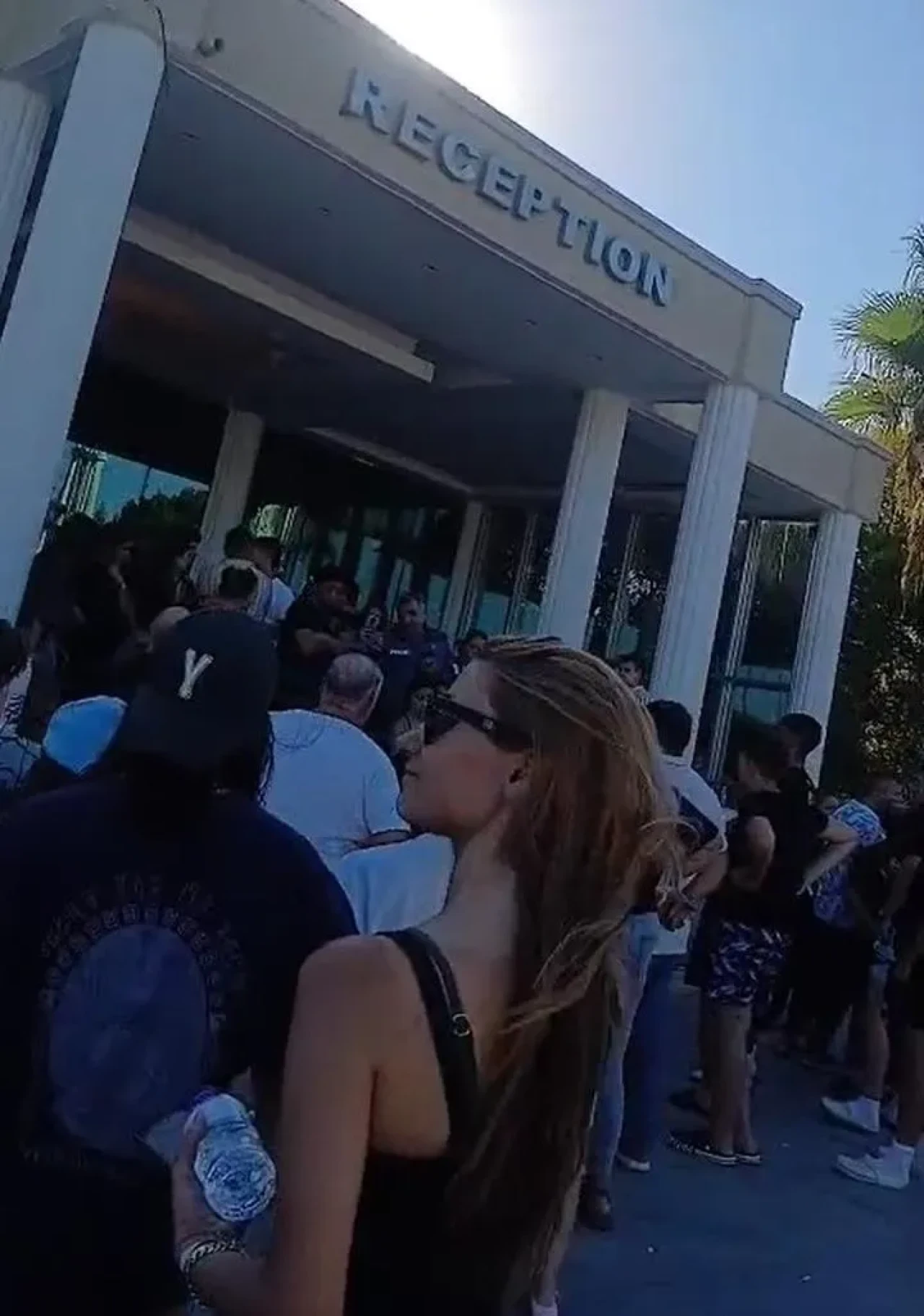 Kuşadası'da vav otel çalışanları maaşlarını alamayınca eylem yaptı