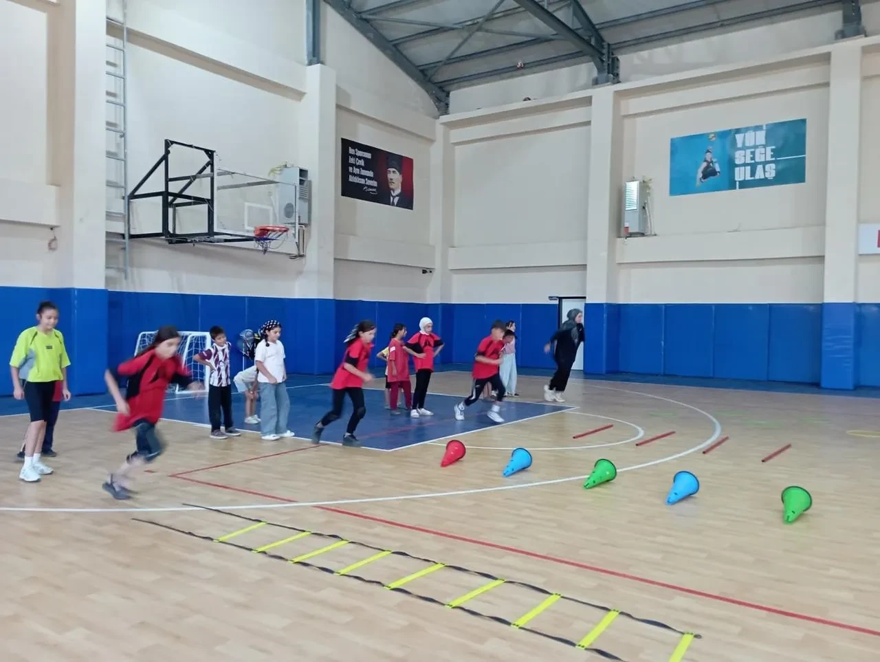Muş Korkut'ta kort tenisi antrenmanları gençlerin katılımıyla sürüyor.