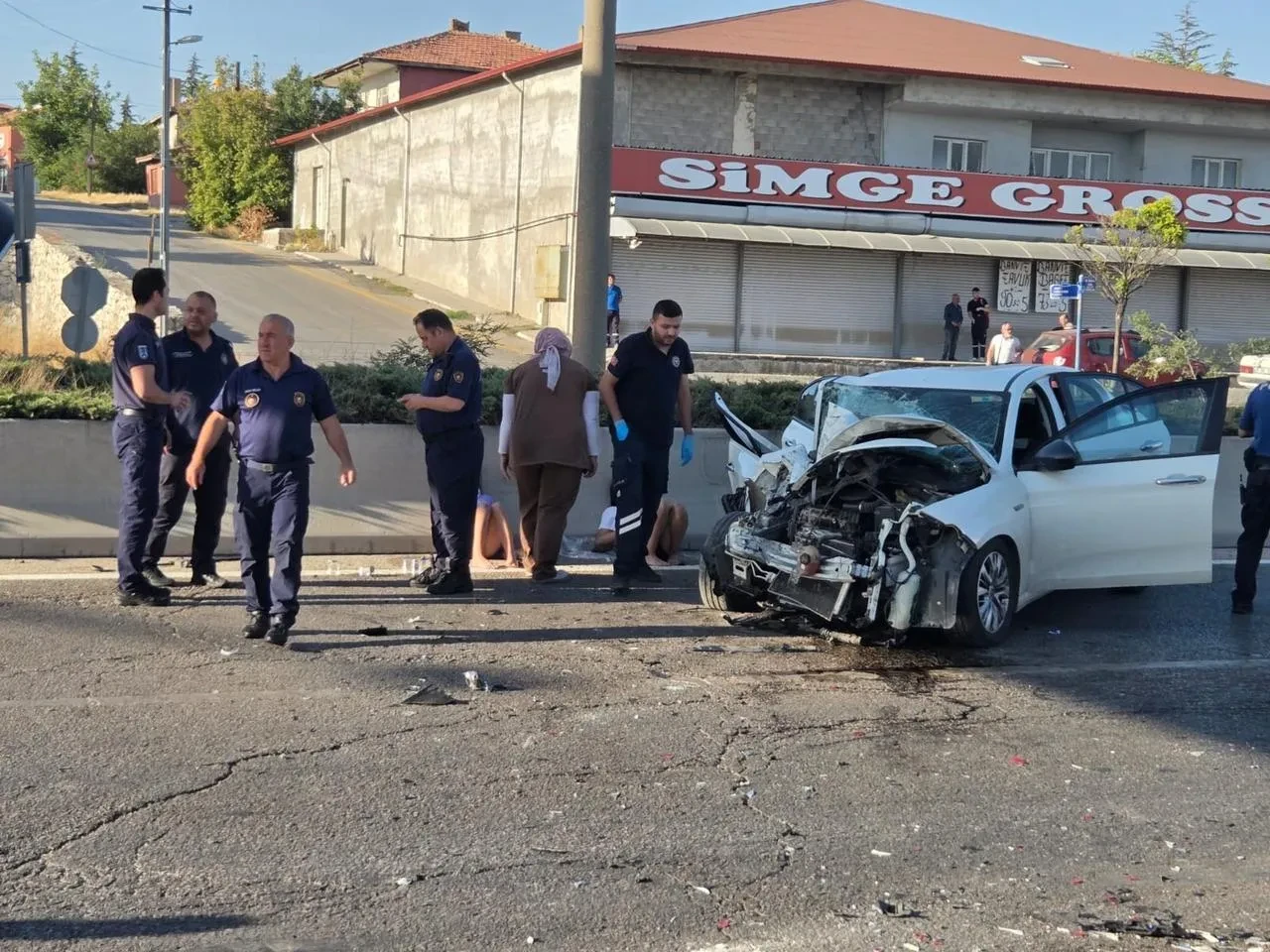 Ankara Elmadağ'da otomobil otobüse çarptı iki kişi yaralandı.