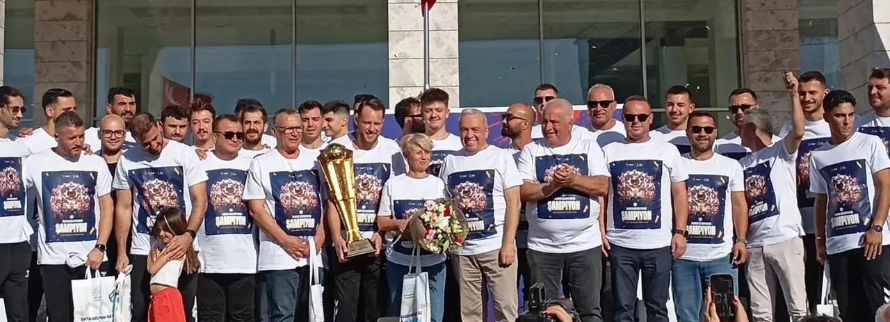 Nilüfer Belediyespor Süper Kupa Şampiyonluğunu Başkan Şadi Özdemir'e Takdim Etti