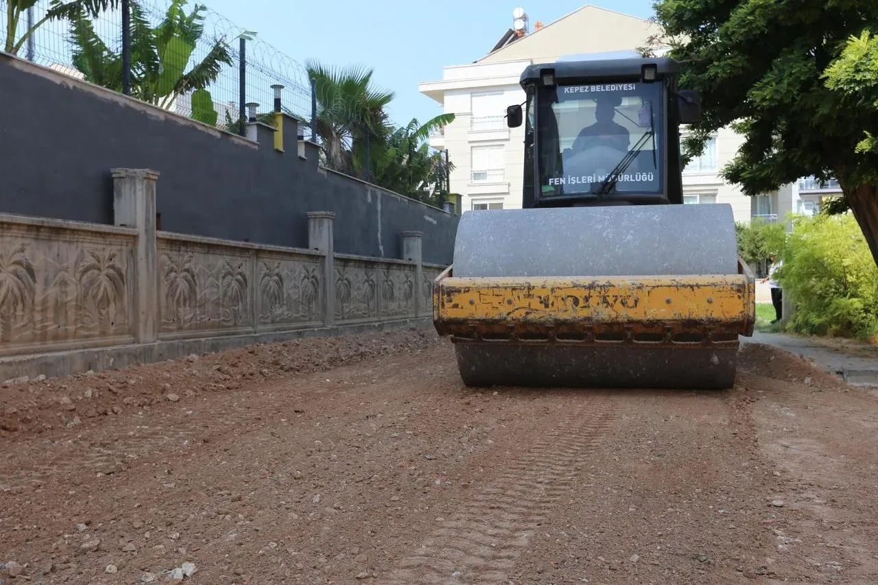 Kepez Belediyesi Gazi Mahallesi TOKİ Konutlarında Asfalt Çalışması Başlattı