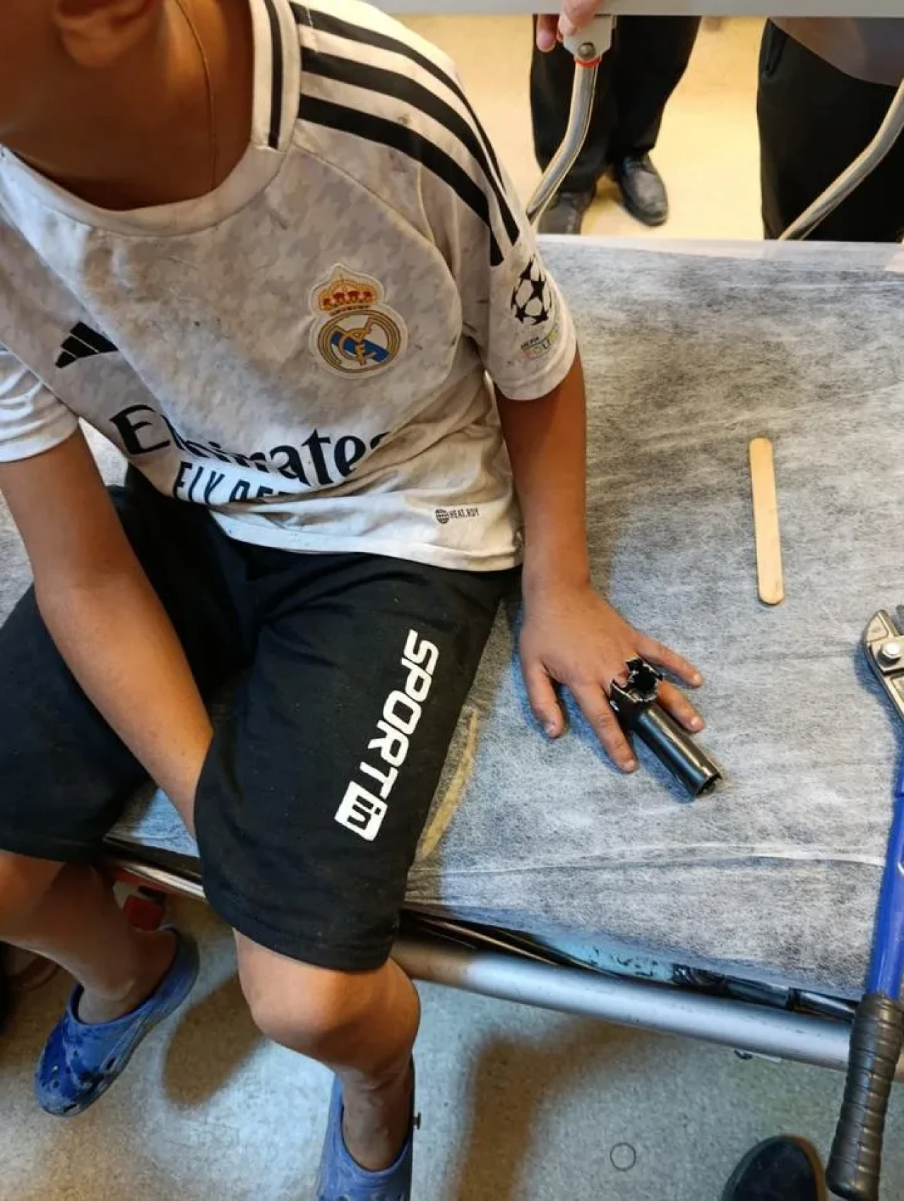 Bitlis’te Demir Boruya Sıkışan Çocuğun Parması İtfaiye Müdürlüğü Tarafından Kurtarıldı