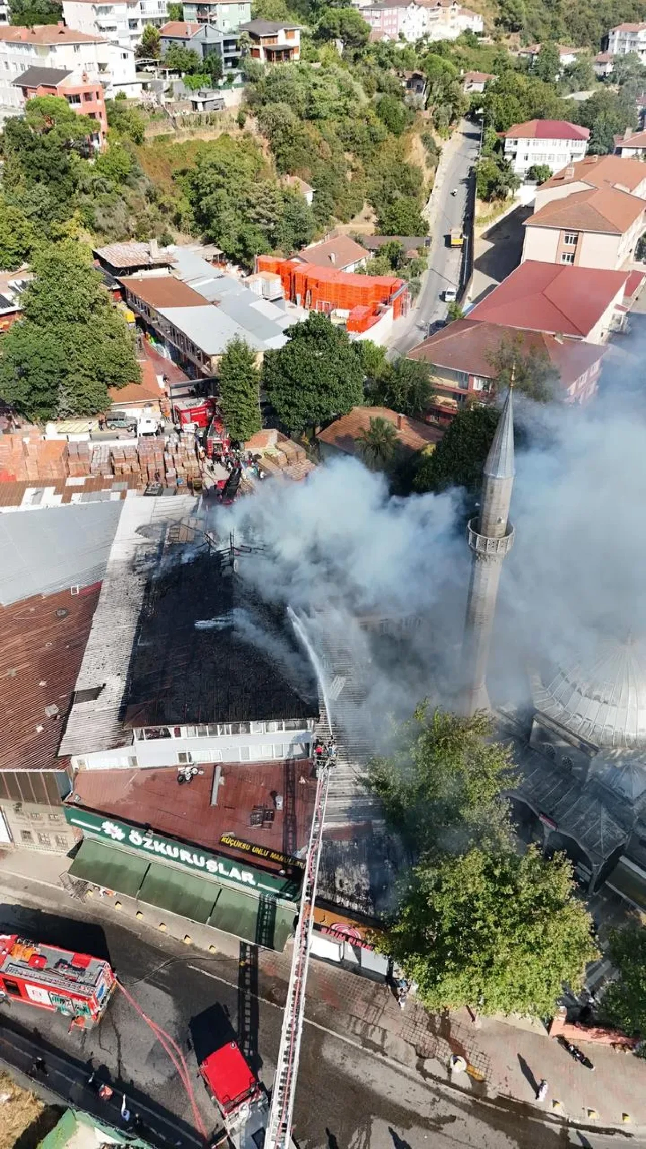 Beykoz’da çatı katında çıkan yangın itfaiye ekipleri tarafından söndürüldü