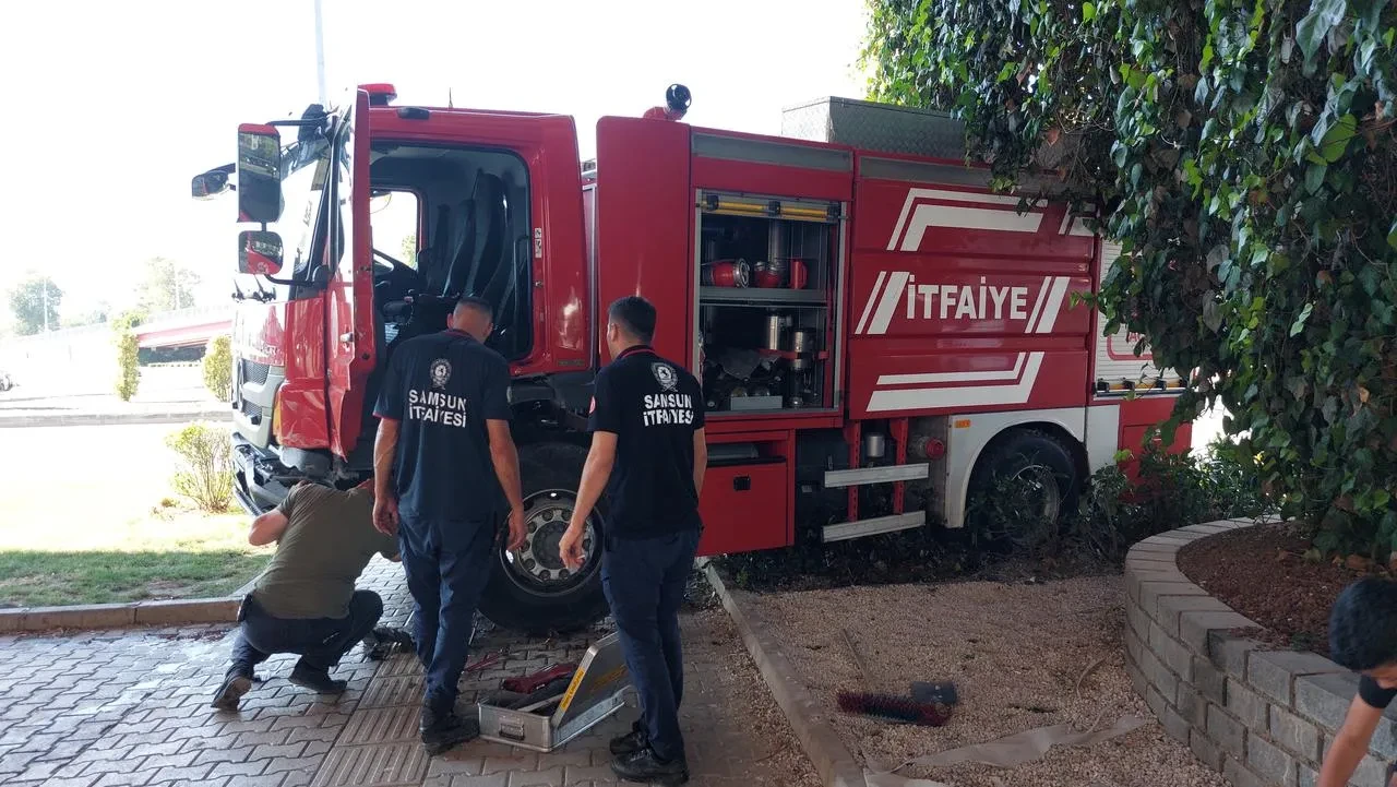 Samsun’da İtfaiye Aracı Kazasında 2 İtfaiyeci Dahil 3 Kişi Yaralandı