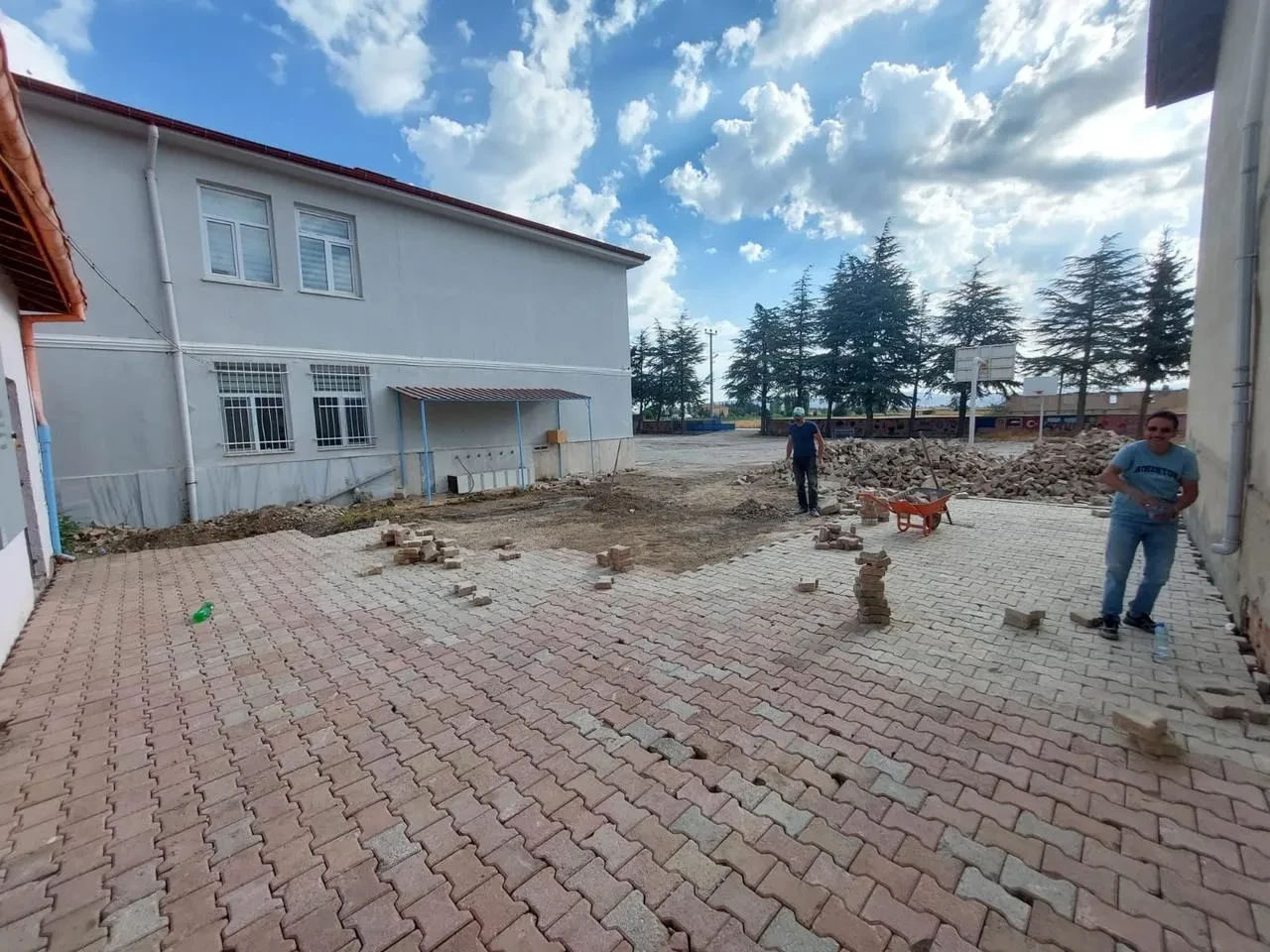 Atatürk Ortaokulu İdarecileri Öğrenciler İçin Parke Taşı Döşedi