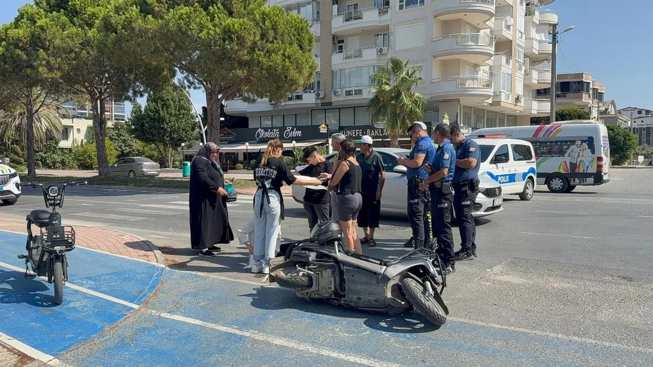 Gazipaşa'da otomobil ile motosiklet çarpıştı, Dr. Halil Alışkan müdahale etti