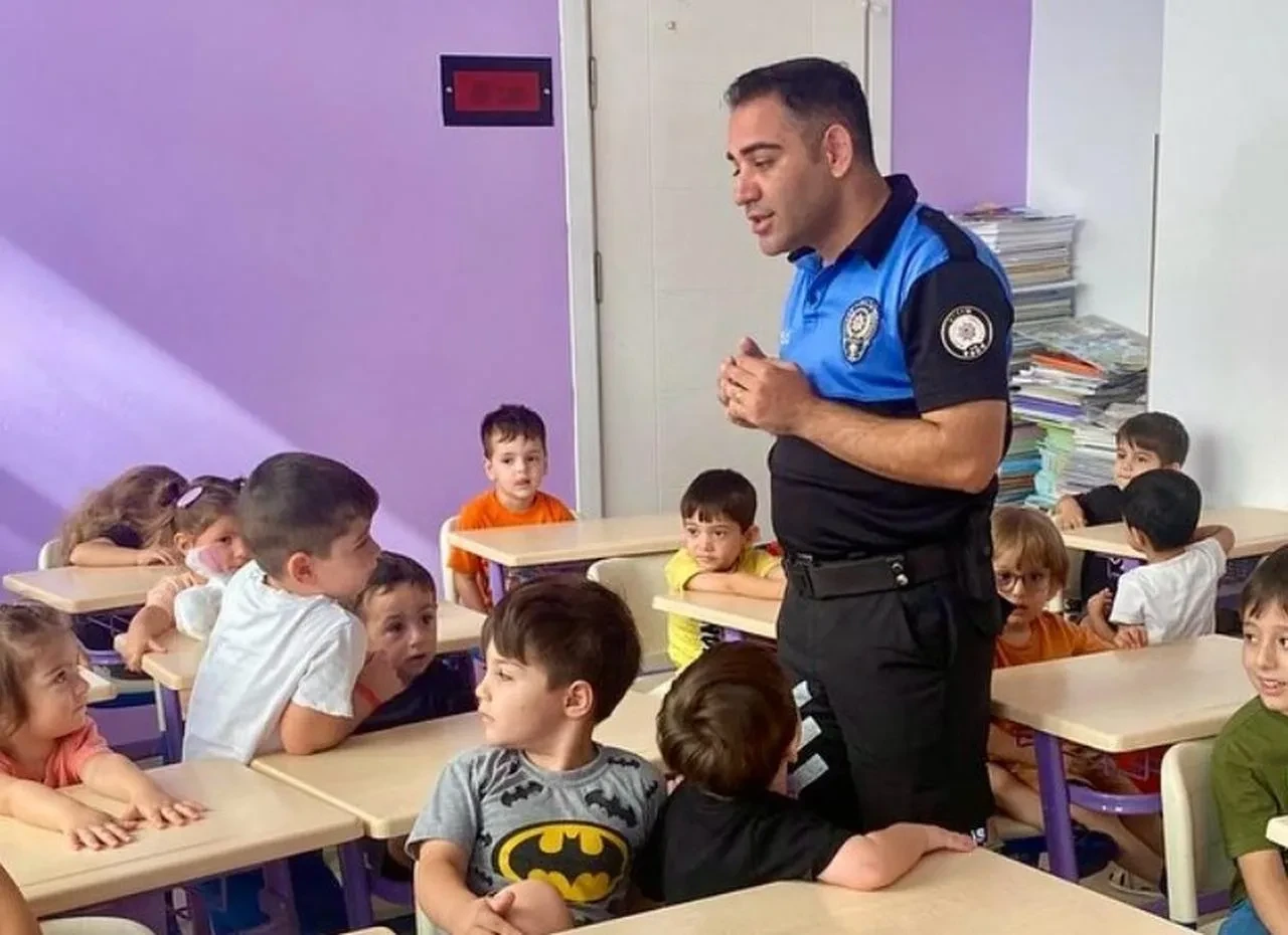Bilecik polisi Türkoğlu Mini Akademi’de çocuklarla trafik güvenliği üzerine eğitim yaptı.