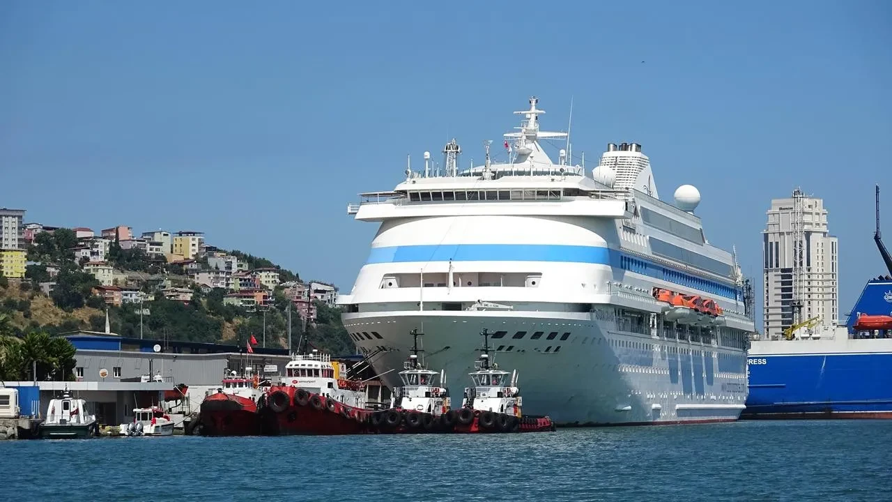 Astoria Grande kruvaziyeri 994 turistle Samsun Limanı'na ulaştı