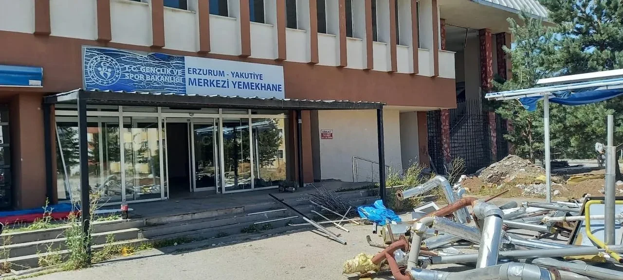 Levent Çakmur Erzurum'daki spor tesislerinde tadilat çalışmalarını inceliyor