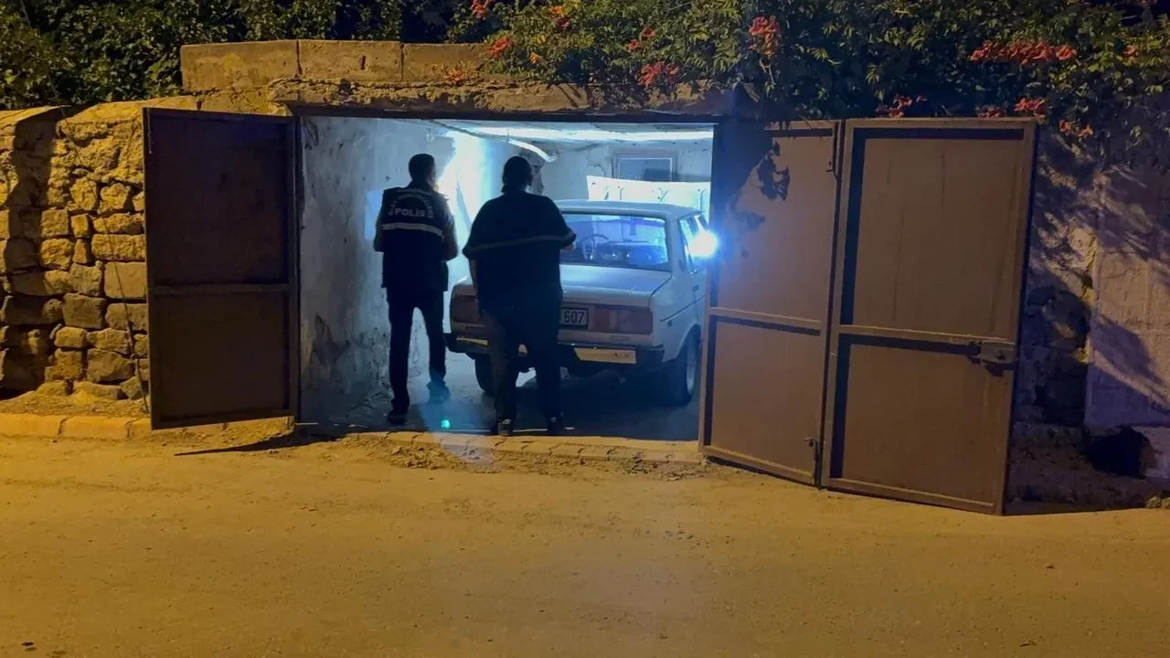 Kayseri Talas'ta çalıntı otomobil kaza yapıp garaja bırakıldı